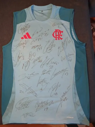 Camisa de Treino (2025) do Flamengo, autografada pelo time