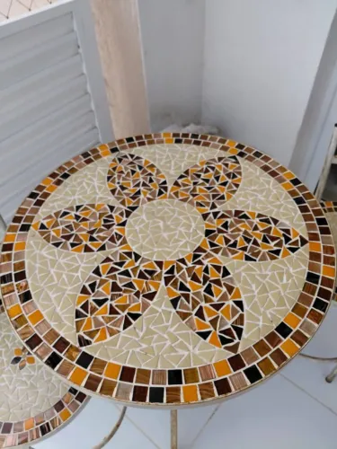 Jogo de mesa e cadeiras decoradas para varanda