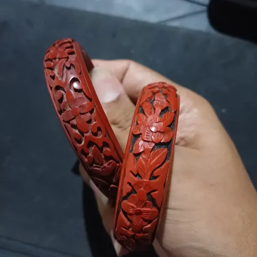 2 de braceletes antigos em madeira e laca chinesa