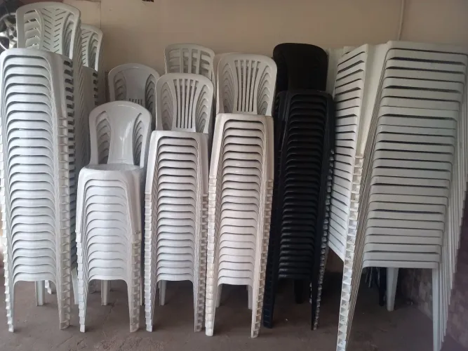 Mesas, cadeiras, toalhas e pula-pula