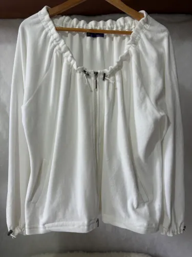 Jaqueta Usada Creme Veludo Plus Size Off White com Bolsos e Zíper 