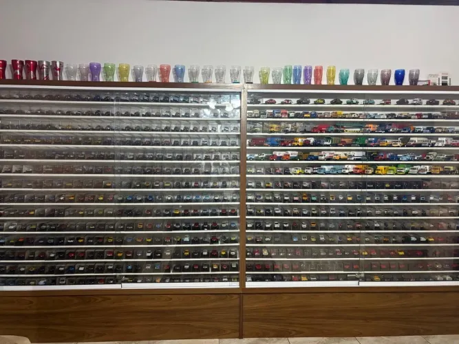 Expositor com porta de vidro e chave