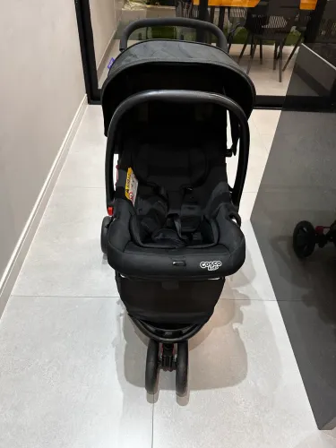 Carrinho de bebê + bebê conforto