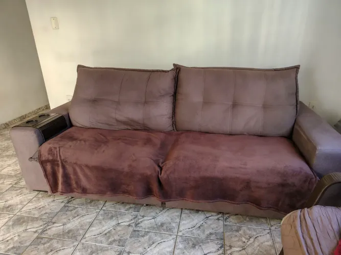 VENDO UM SOFÁ RETRÁTIL 2,50 m ( SEMI NOVO )