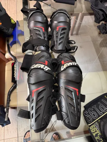 Joelheiras Motocross Articuladas - Leatt 