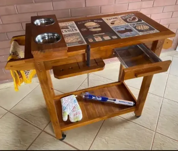 Mesa Gourmet de Madeira Especial para Churrasqueira com Rodas BRINDE Tábua de Corte 