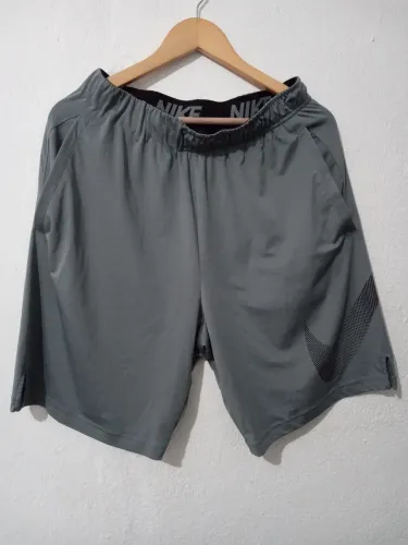 Duas bermudas Nike