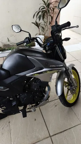 Yamaha factor, novíssima com apenas 5063 km rodados.