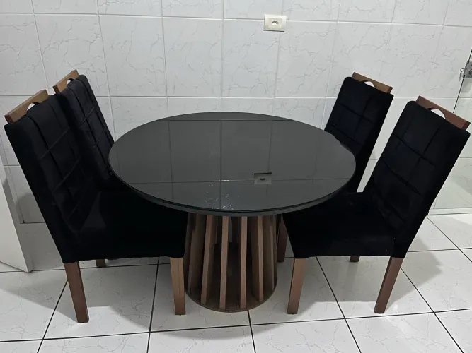Mesa com 4 cadeiras