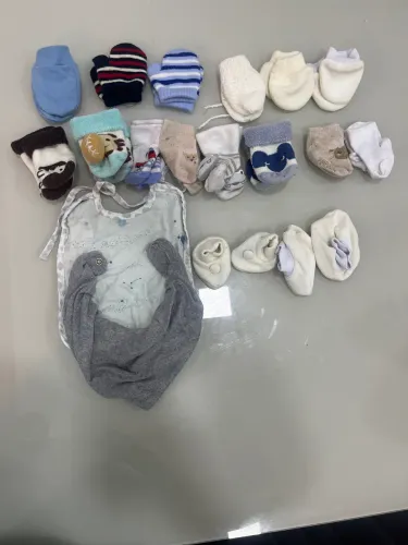 Meias , luvas ,babadores para bebês de 0 a 12 meses 