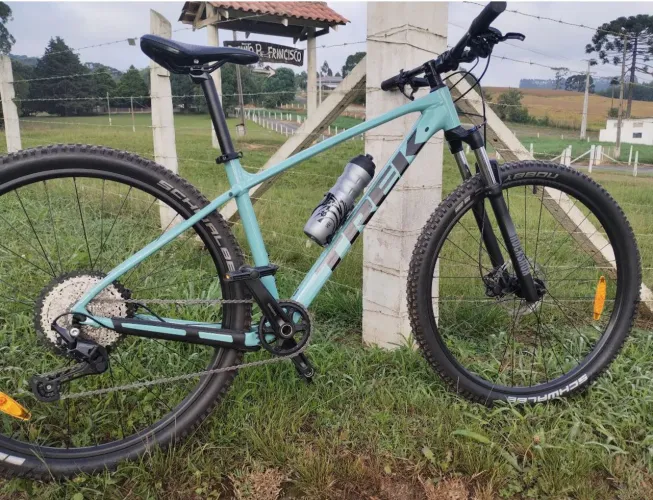Bicicleta Trek Marlin nova Shimano Deore 12 v e rock Shox 