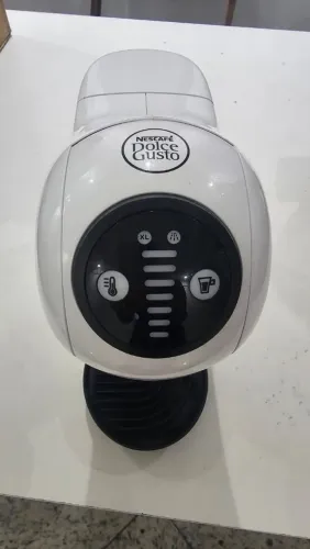 Cafeteira Nescafé Dolce Gusto Genio S branca.