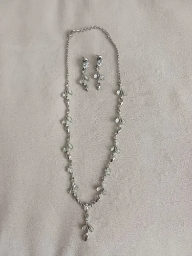 Conjunto colar e brincos prateados com strass