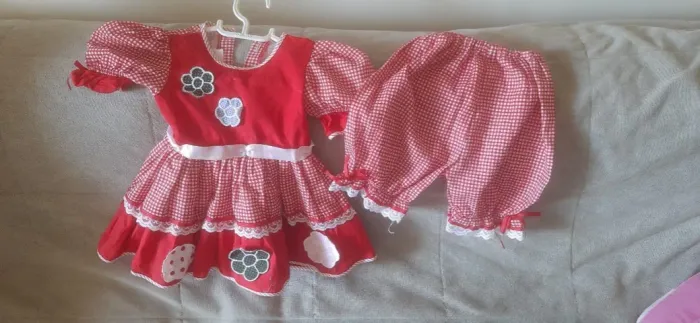 Caipira menina vermelha, 6-8 meses