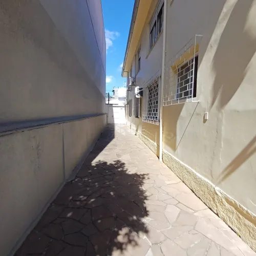Terreno de 460m², com sobrado, casa nos fundos, depósito e terreno grande, ao lado Carrefo