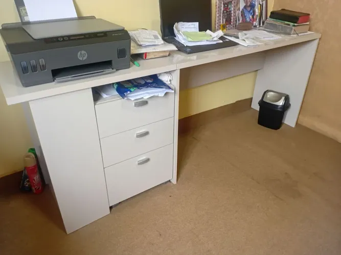 Mesa e armario de escritorio