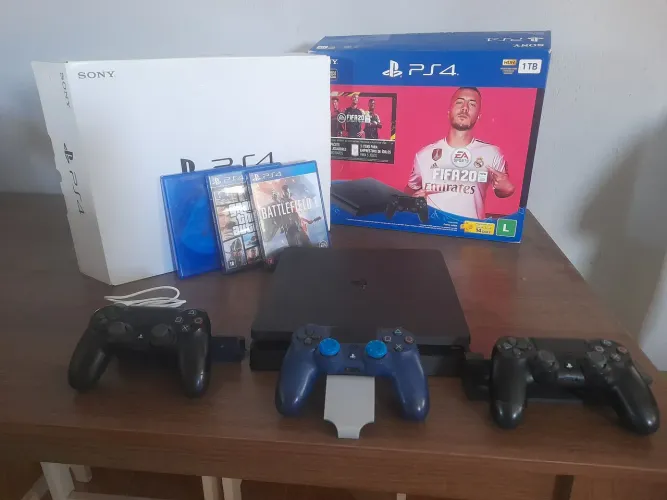 Video game ps4 sim 1tb com 3 controles 