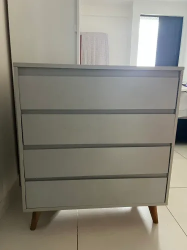 Cômoda cinza 4 gavetas.