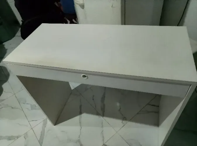 Eescrivaninha clean, compacta e moderna, muito procurada por estudantes e para home office