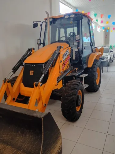 Retroescavadeira JCB 2025
