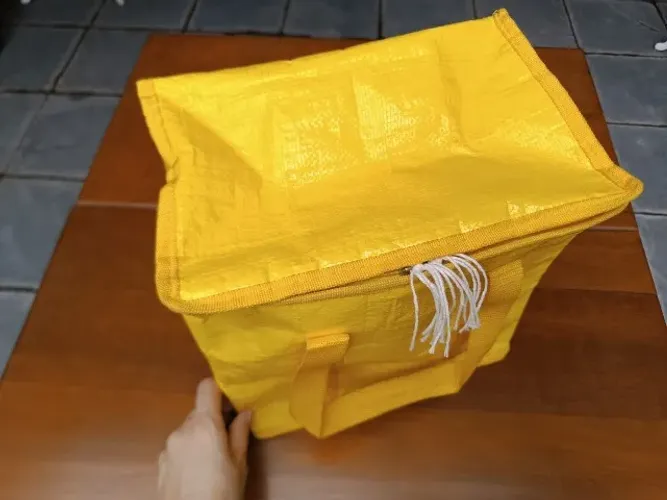 Bolsa Térmica Amarela Grande (Atenção: Zíperes Quebrados) (Bangu, próx. ao shopping)