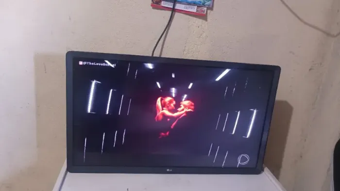 Vende-se televisão smartv 32 polegadas com wi-fi