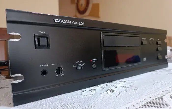 TASCAM CD-201 - CD PLAYER PROFISSIONAL DE ESTÚDIO EM EXCELENTE ESTADO!