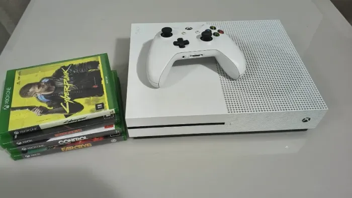 Xbox One S + 4 Jogos
