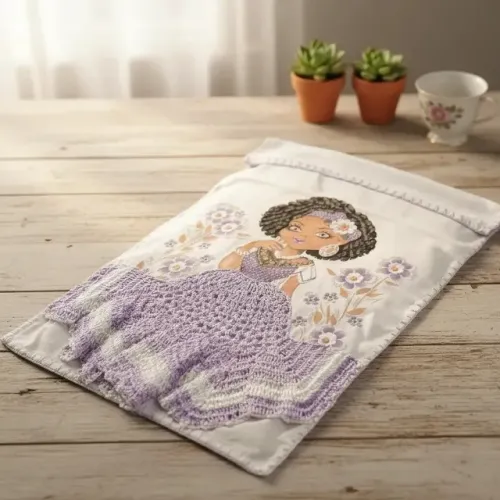 Pano de prato boneca com saia de crochê no fio de seda decorativo