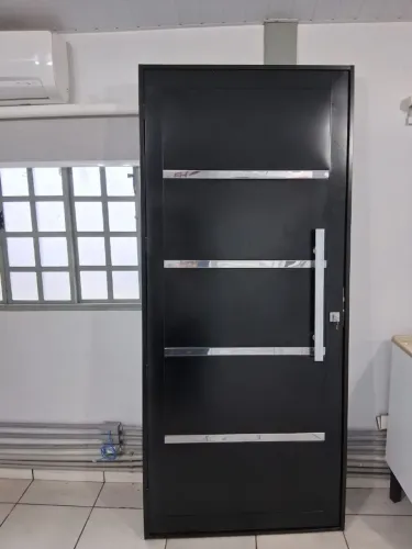 PORTA PRETA DE AÇO GALVANIZADO FRIZADA COM PUXADO EM INOX.
