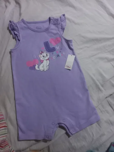 macaquinho de bebê da marca Disney com estampa da Marie.