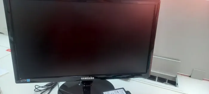 Monitor LED Samsung SyncMaster SA300 18.5" - Excelente Estado (Com Cabos)