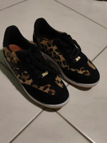 Tênis vizzano animal print , pouquíssimo usado,num 36, porém forma pequena. Valor 75,00