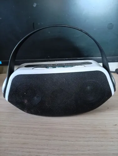 Caixa de som Bluetooth com rádio FM e lanterna com defeito