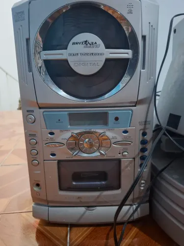 aparelho de som Britânia Sound BS-W600, um modelo digital de estilo vintage.
