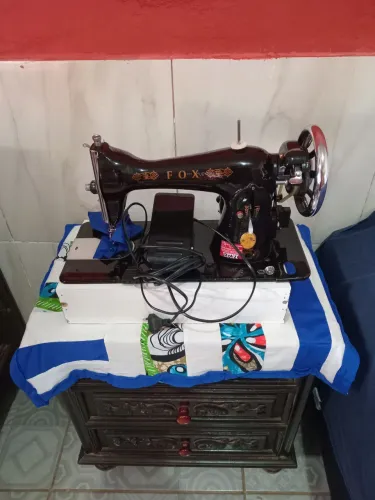 Máquina de costura ponto reto boa