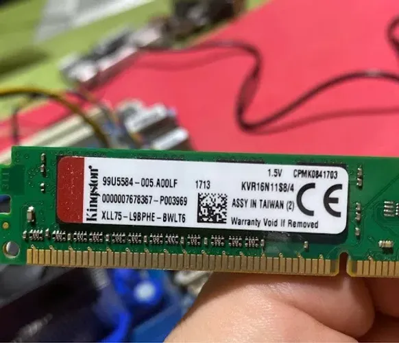 1 pente de memória DDR3 Kingston de 4GB