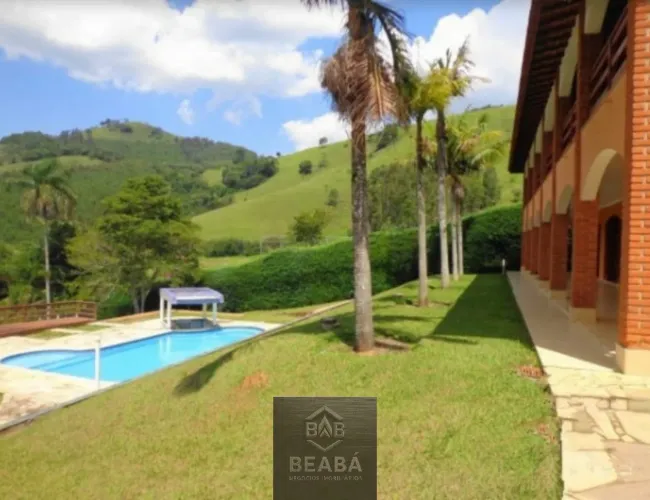 Chácara de luxo em Itapeva-MG: 10 quartos, 6 suítes, 2 salas, 4 banheiros, 850m² de área.