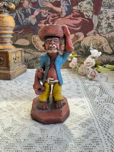 Escultura artesanal de barro representando ''O Pezão'' 18cm - Arte Popular