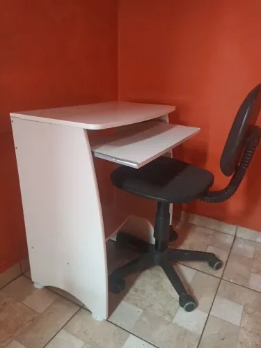 Mesa e cadeira pra computador