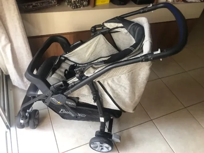 Carrinho de bebê com bebê conforto