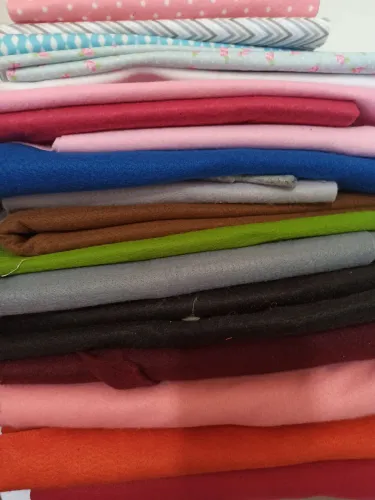 Feltro pra confecção de peças artesanais entre outras. Todos marca santa Fé. Lisos e estam