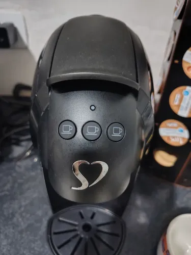 Cafeteira expresso três corações com 27 caixas de cápsulas variadas