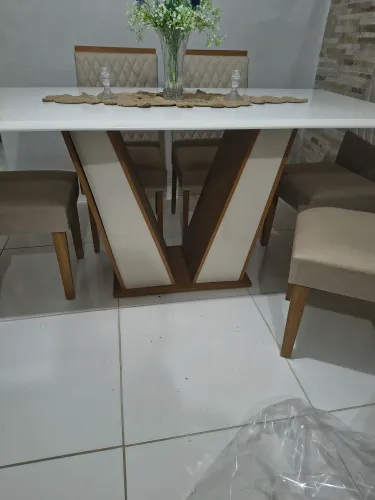 Messa de seus cadeiras semi nova, todas com forro de camisa , mesa laqueada.