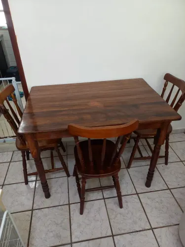 Mesa em Madeira Maciça