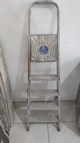 Vendo escada tesoura Mor em alumínio 5 é usada leia a descrição do anúncio. 