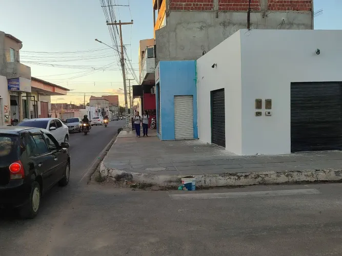 ALUGA-SE PONTO COMERCIAL DE ESQUINA