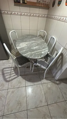 Vendo mesa de mármore 5 cadeiras 