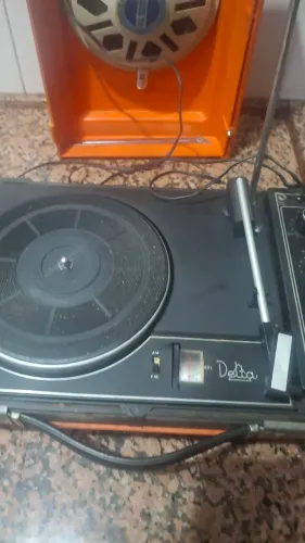 Vitrola vintage 350.00 funcionando am..fm..o disco nao roda