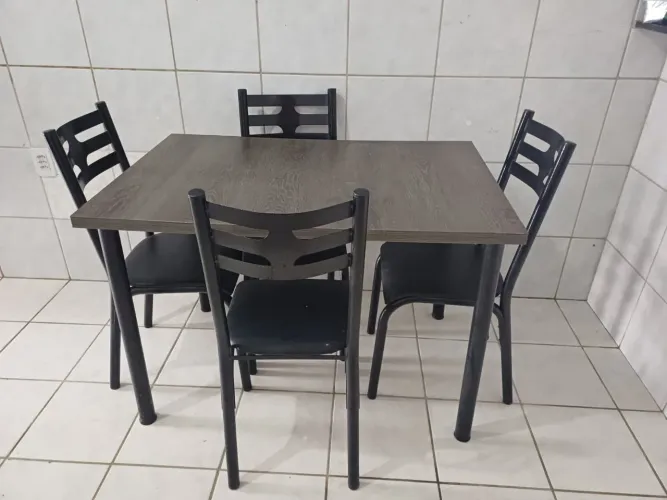 Mesa 4 cadeiras